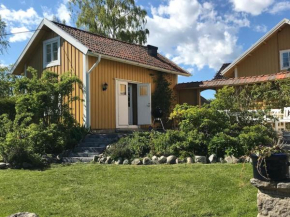Cozy lodge at horse farm with lake and sauna, Hölö